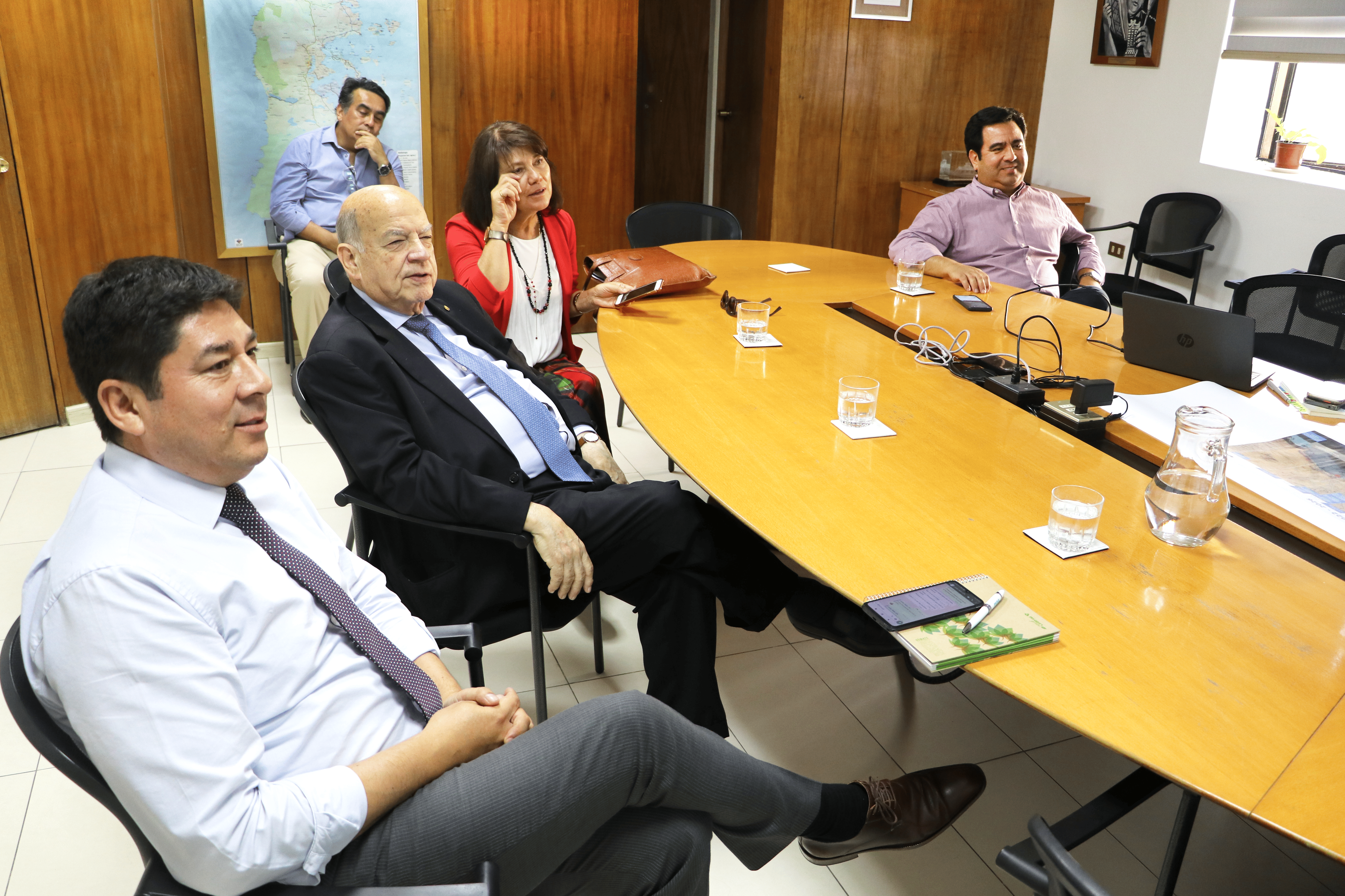 Director Nacional sostiene reunión con Senador Insulza sobre el borde costero de Arica