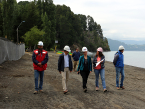 Directora Nacional de Obras Portuarias realiza visita inspectiva a obras de mejoramiento en playas  de Licán Ray y Caburgua