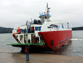 Autoridades y vecinos inauguran nueva barcaza Andalué, construida por la Dirección de Obras Portuarias para conectividad Niebla-Corral