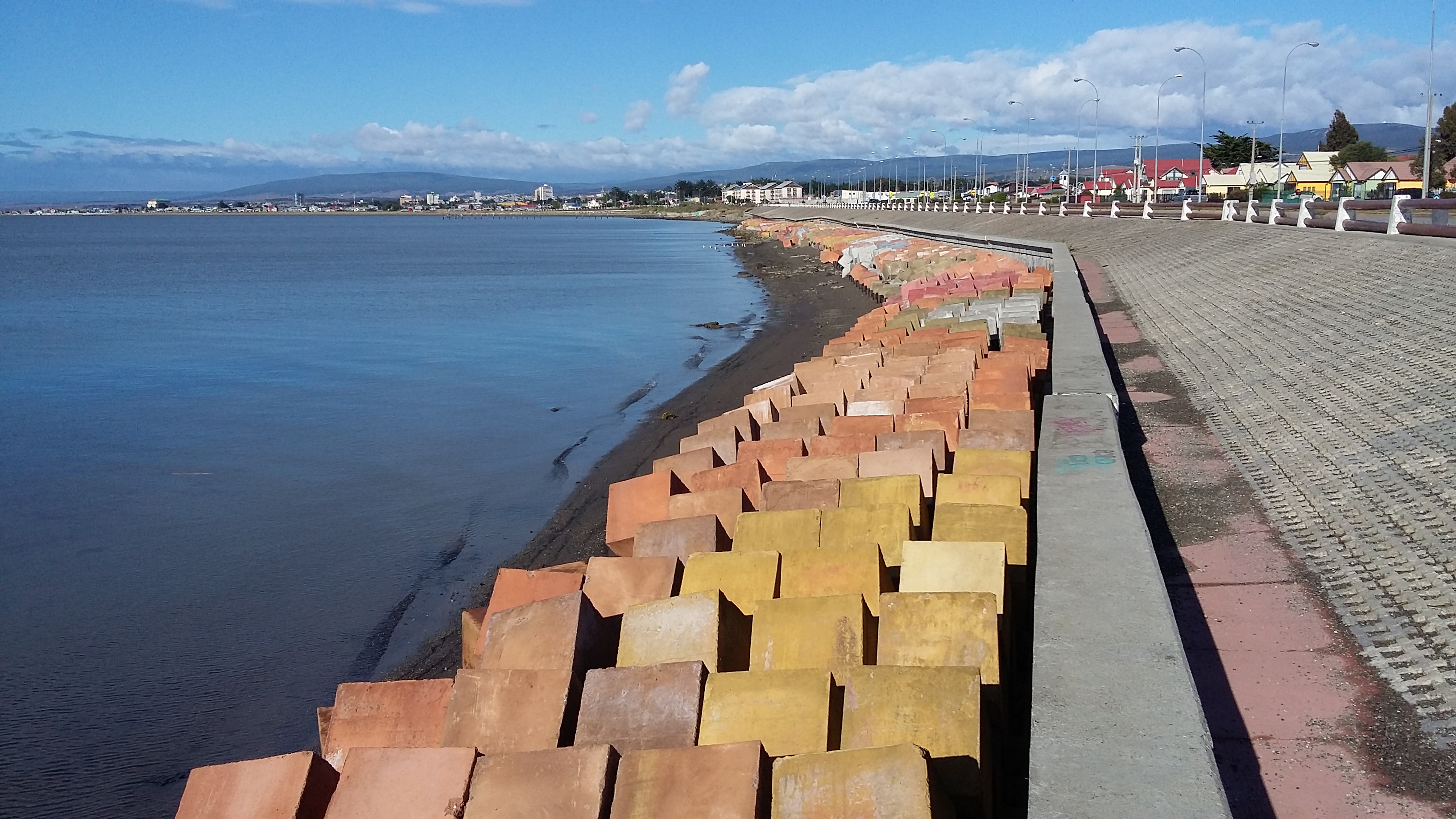 Innovadora infraestructura en base a cubos de hormigón protegen	 las costas de Punta Arenas