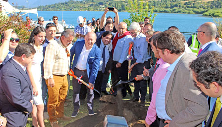Ministro de Obras Publicas encabeza ceremonia de primera piedra de proyecto que mejorará costanera de Panguipulli.