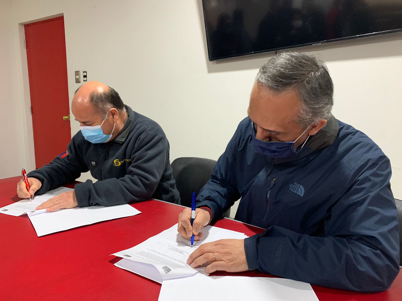 DOP Y SERNAPESCA firman convenio para agilizar tramitaciones de destinaciones por Ley Caleta