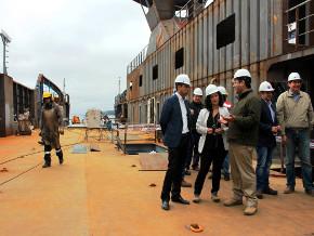 Segunda barcaza para tramo marítimo entre Niebla-Corral presenta 60% de avance