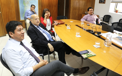 Director Nacional sostiene reunión con Senador Insulza sobre el borde costero de Arica