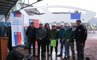 Presentan nombre de nuevo transbordador “Puerto Fuy” en construcción a orillas del Lago Pirehueico