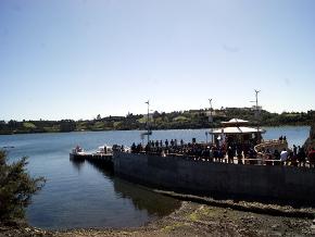 Autoridades y comunidad de Quinchao inauguran rampa de conectividad en Isla Apiao